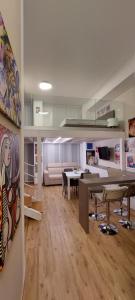 un salon avec un canapé et une table dans l'établissement ARThome Holiday Apartment, à Pescara