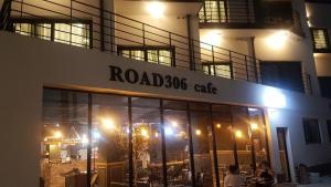 a building with a sign that reads road cafe at Tongyeong Chorokbit Bada Pension in Tongyeong