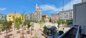 - une vue sur une ville avec des bâtiments et une tour de l'horloge dans l'établissement ARThome Holiday Apartment, à Pescara