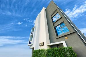 un edificio con ventanas y un cielo azul en Gangneung wi Pension, en Gangneung
