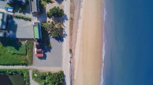 an overhead view of the beach and the ocean at Anmyeondo Badatga Pension in Chŏkkae
