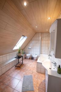 Ένα μπάνιο στο 6 Zimmer Haus mit Wintergarten 2 Bäder Industrienah sehr ruhig gelegen
