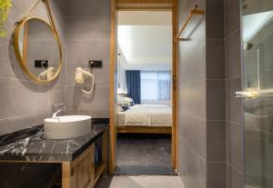 Baðherbergi á Zhangjiajie ZhuMan Holiday B&B +34 myndir