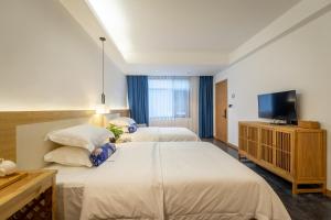 Rúm í herbergi á Zhangjiajie ZhuMan Holiday B&B
