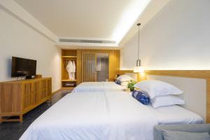Rúm í herbergi á Zhangjiajie ZhuMan Holiday B&B