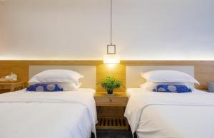 Rúm í herbergi á Zhangjiajie ZhuMan Holiday B&B