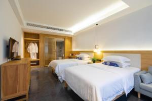 Rúm í herbergi á Zhangjiajie ZhuMan Holiday B&B