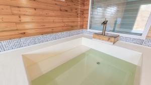 Ένα μπάνιο στο Bottega Pool Villa Pension