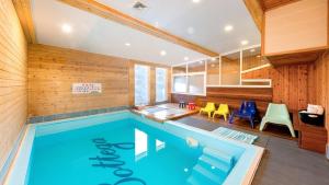 a swimming pool in a room with wooden walls at Bottega Pool Villa Pension in Yangpyeong