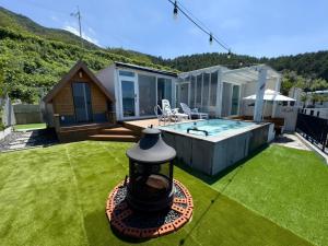 a yard with a house with a swimming pool and a house at Tongyeong Love the Blue in Tongyeong