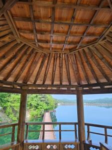 desde el interior de un techo de madera con un río en Seonbichon Lake Pension, en Yeongju