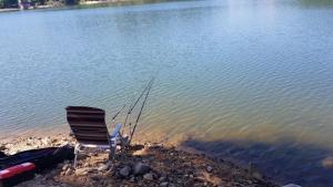 una silla sentada a orillas de un lago en Seonbichon Lake Pension, en Yeongju 3 fotos más
