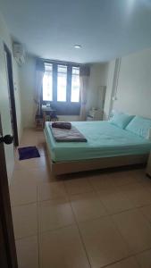 Postel nebo postele na pokoji v ubytování TaKaYai GuestHouse