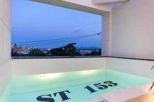 a room with a window with a sign on the floor at Gangneung ST153 in Kyŏngp'o-mal
