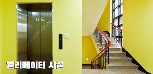 a staircase in a building with a walk in shower at Boryeong Daecheon Ttobagi Pension in Boryeong