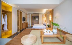 Rúm í herbergi á Zhangjiajie ZhuMan Holiday B&B
