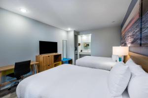 Postel nebo postele na pokoji v ubytování Days Inn by Wyndham Minot