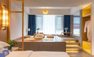 Rúm í herbergi á Zhangjiajie ZhuMan Holiday B&B