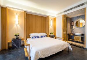 Rúm í herbergi á Zhangjiajie ZhuMan Holiday B&B