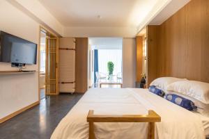 Rúm í herbergi á Zhangjiajie ZhuMan Holiday B&B
