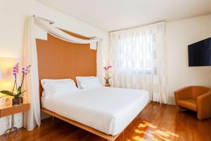 Postel nebo postele na pokoji v ubytování Hilton Garden Inn Florence Novoli