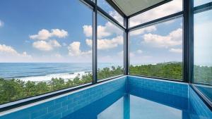 江陵市にあるGangneung Grande Mare Pool Villaの海が見えるプール