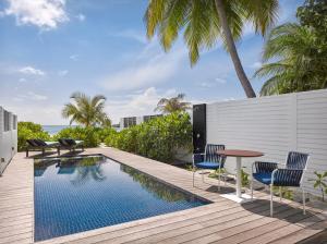 Bazén v ubytování Villa Nautica Paradise Island Resort nebo v jeho okolí