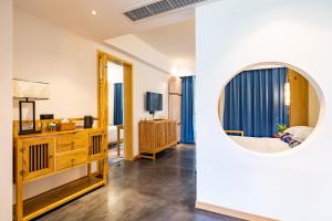 Sjónvarps- og/eða afþreyingartæki á Zhangjiajie ZhuMan Holiday B&B