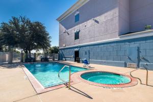 Πισίνα στο ή κοντά στο Comfort Suites Roanoke - Fort Worth North