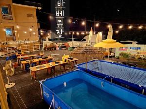 Πισίνα στο ή κοντά στο Daecheon Relax Pension