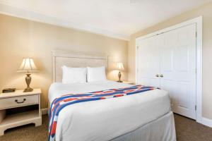 Giường trong phòng chung tại Bluegreen Vacations The Breakers, an Ascend Resort