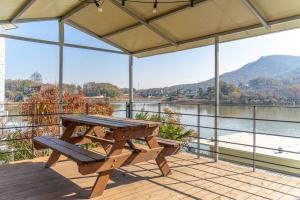 Peisaj natural din apropierea acestei pensiuni