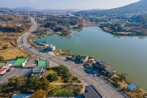 Peisaj natural din apropierea acestei pensiuni