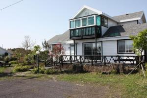 Budova, kde se penzion nachází + 2 fotografie