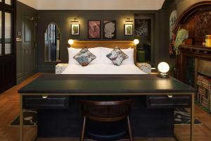 The Samuel Ryder Hotel St Albans, Tapestry Collection Hilton客房内的一张或多张床位