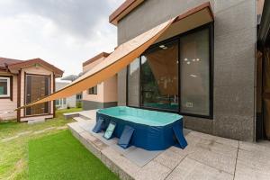 Bazén v ubytování Yeoncheon Dograng Dog Pension nebo v jeho okolí