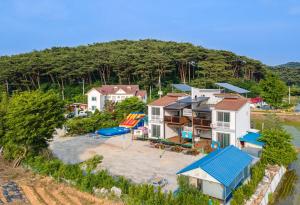 eine Luftansicht eines Hauses am Strand in der Unterkunft Family Couple Pension Harupia in Taean