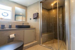 ein Badezimmer mit Glasdusche und Waschbecken in der Unterkunft Explorer Yacht in Fethiye + 24 Fotos