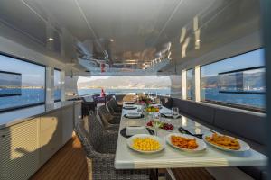 ein Tisch mit Tellern voller Essen auf einem Kreuzfahrtschiff in der Unterkunft Explorer Yacht in Fethiye