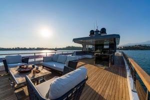 ein Bootsdeck mit Sofas und einem Tisch in der Unterkunft Explorer Yacht in Fethiye