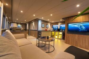 ein Wohnzimmer mit Sofa und Fernseher in der Unterkunft Explorer Yacht in Fethiye