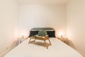 - une chambre avec un lit et une table dans l'établissement El Mirador , Playa ,Vistas puerto,Wifi, à Las Palmas de Gran Canaria