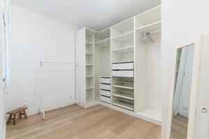 un placard vide avec des murs blancs et du parquet. dans l'établissement El Mirador , Playa ,Vistas puerto,Wifi, à Las Palmas de Gran Canaria