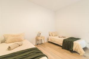 une chambre avec deux lits et une table avec une lampe dans l'établissement El Mirador , Playa ,Vistas puerto,Wifi, à Las Palmas de Gran Canaria