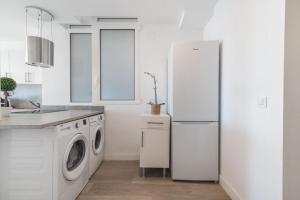 Il comprend une cuisine blanche équipée d'un réfrigérateur et d'un lave-vaisselle. dans l'établissement El Mirador , Playa ,Vistas puerto,Wifi, à Las Palmas de Gran Canaria 33 autres photos