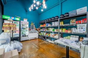 Supermarket nebo jiné obchody v  kempu nebo okolí