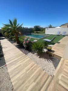 Bazén v ubytování Villa moderne avec Piscine, grand terrain à 7 mn de la mer nebo v jeho okolí