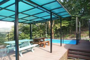 Bazén v ubytování Gapyeong Forest Caravan Land nebo v jeho okolí