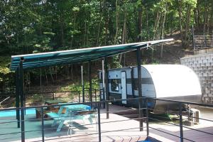Bazén v ubytování Gapyeong Forest Caravan Land nebo v jeho okolí