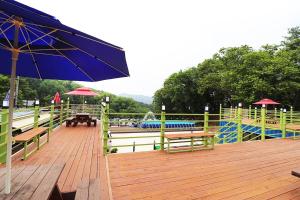 Bazén v ubytování Gapyeong Forest Caravan Land nebo v jeho okolí